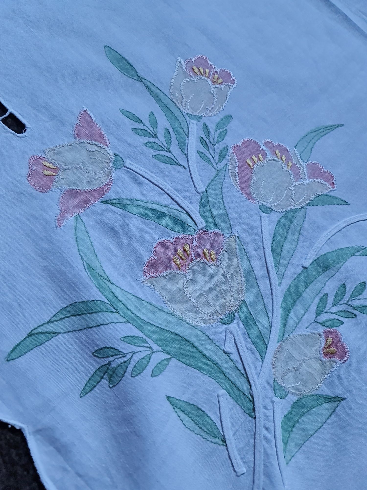obrus  haftowany  richelieu  tulipany  do kolekcji