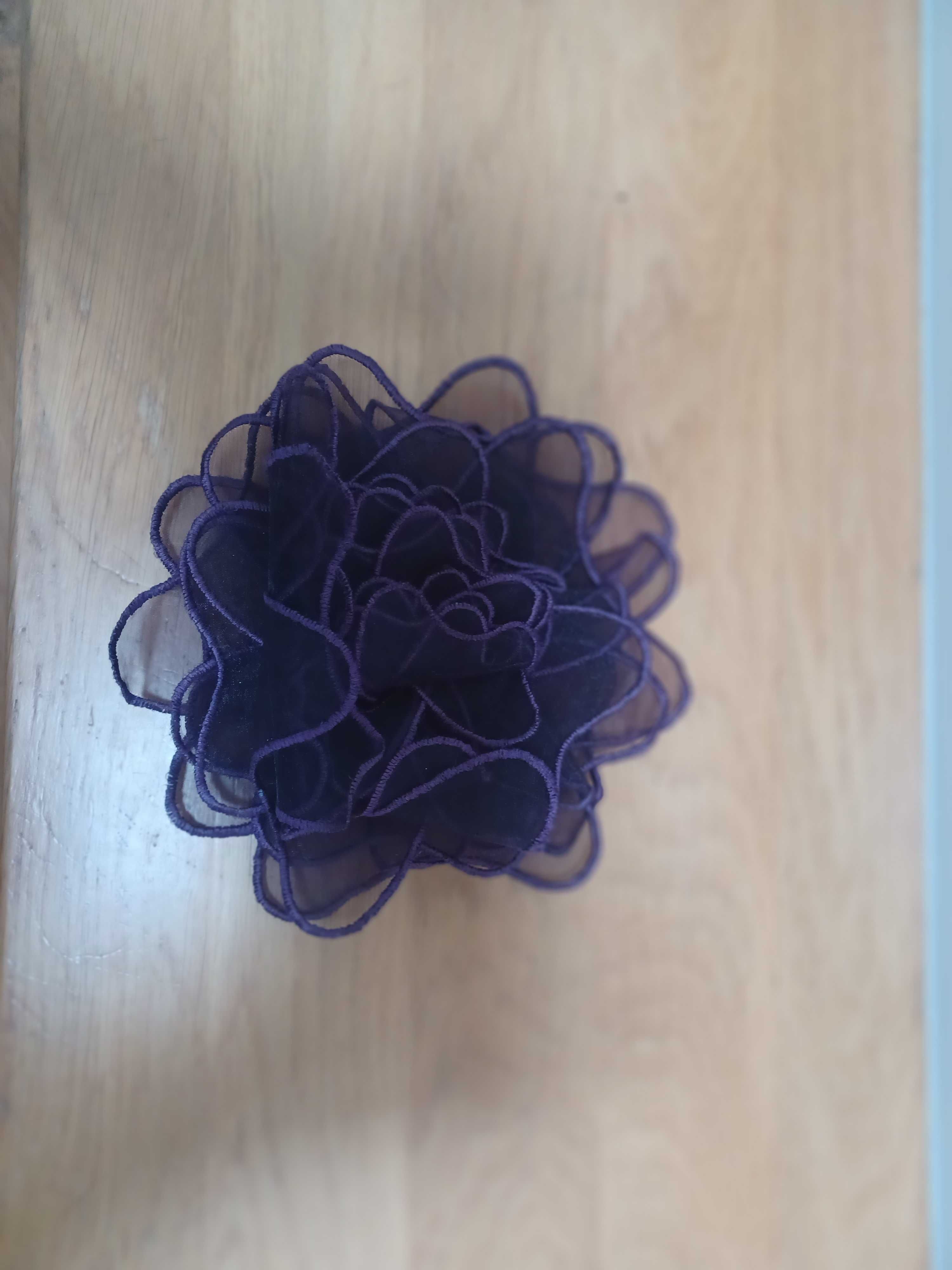 Fioletowa duża broszka w kształcie kwiatka, średnica 20 cm