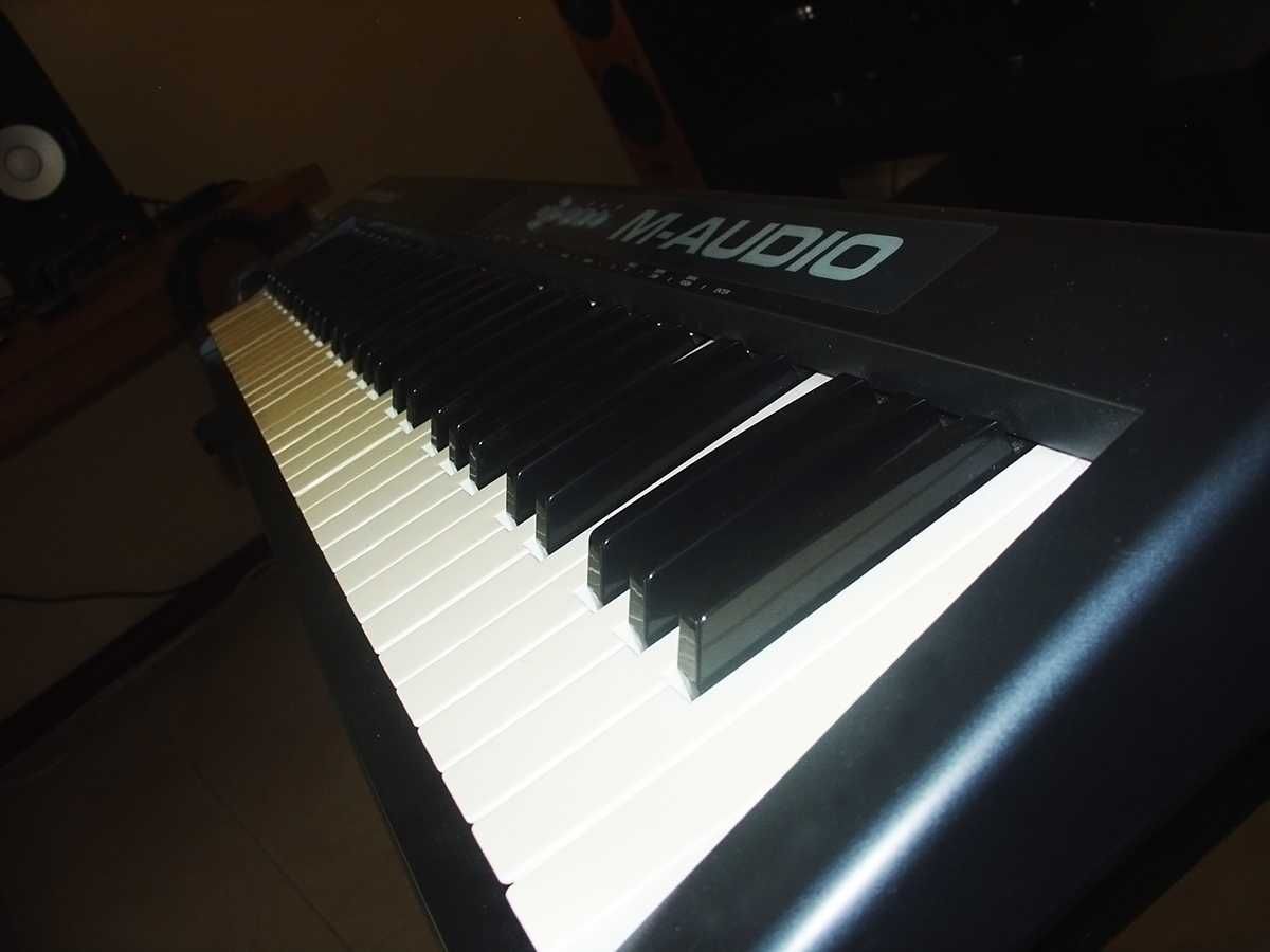 Teclado MIDI M-AUDIO Keystation 61 + Suporte