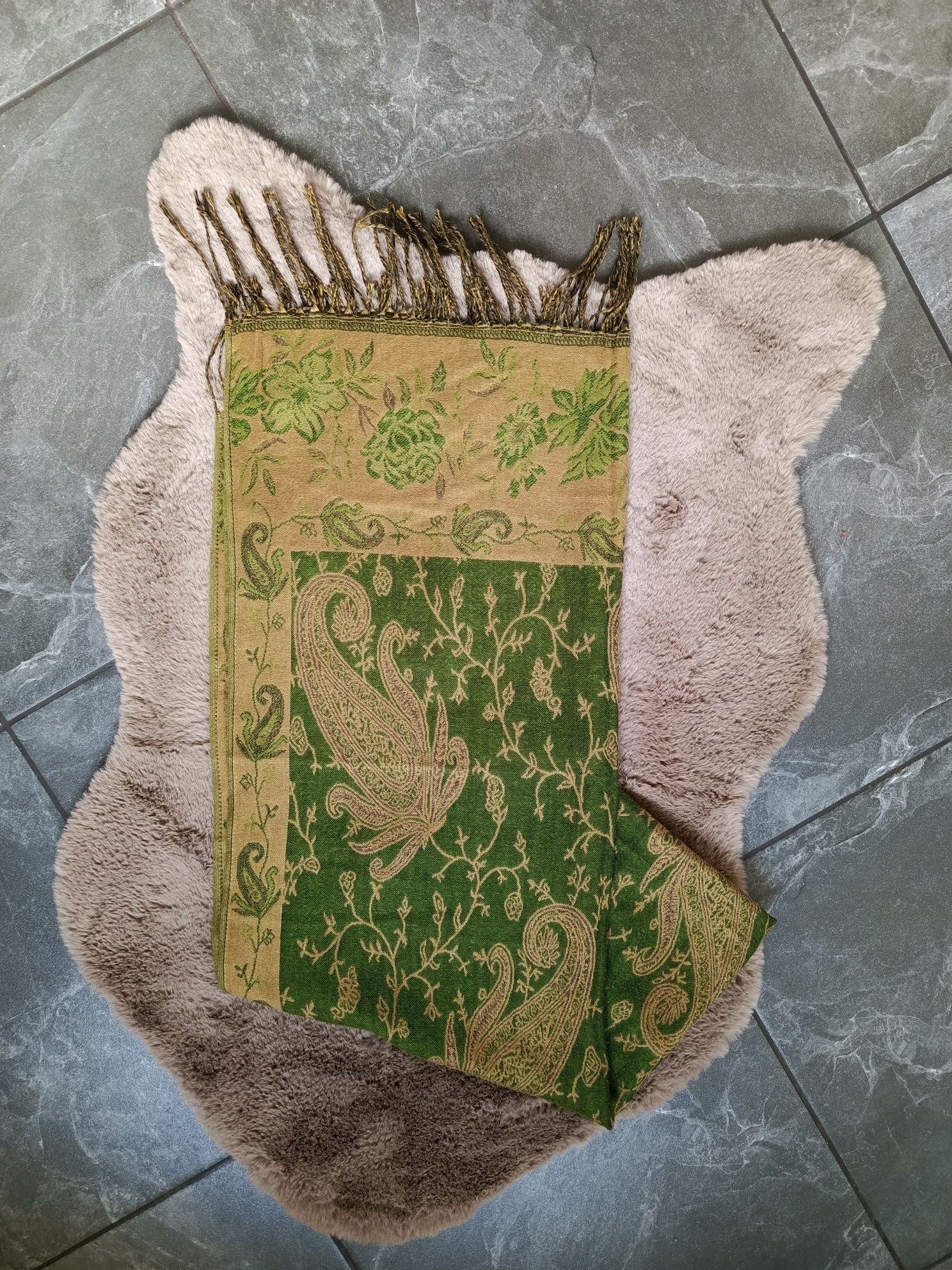 Zielony szal 100% Pashmina z roślinnym wzorem