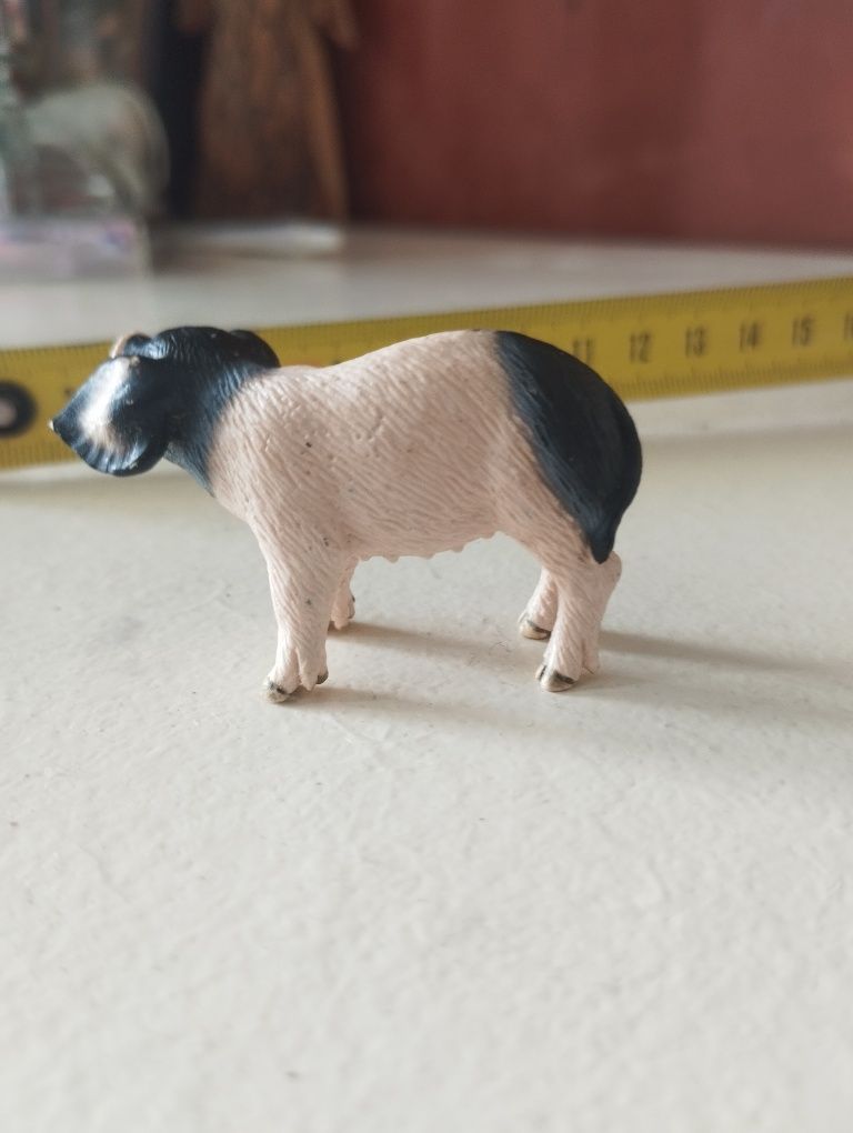 Figurka małej świnki Schleich