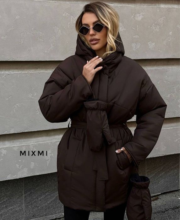Тепла жіноча зимова куртка з рукавицями поясом і стильним кроєм