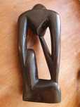 Escultura de figura sentada