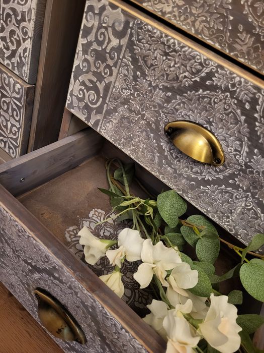 Urocze szafka komoda słupek