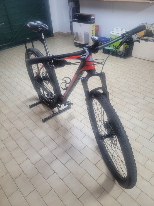 Vendo bike SPECIALIZED em carbono e capacete