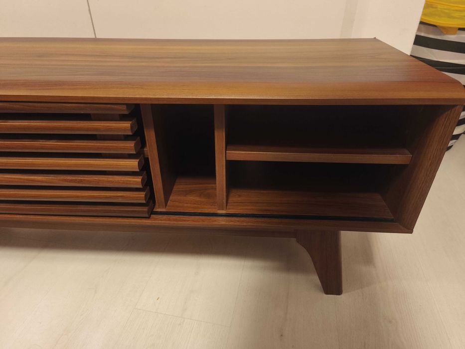 Movel TV Castanho, Marca Kinda