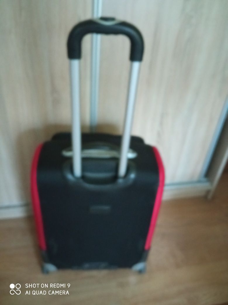 Walizka podróżna czarna.