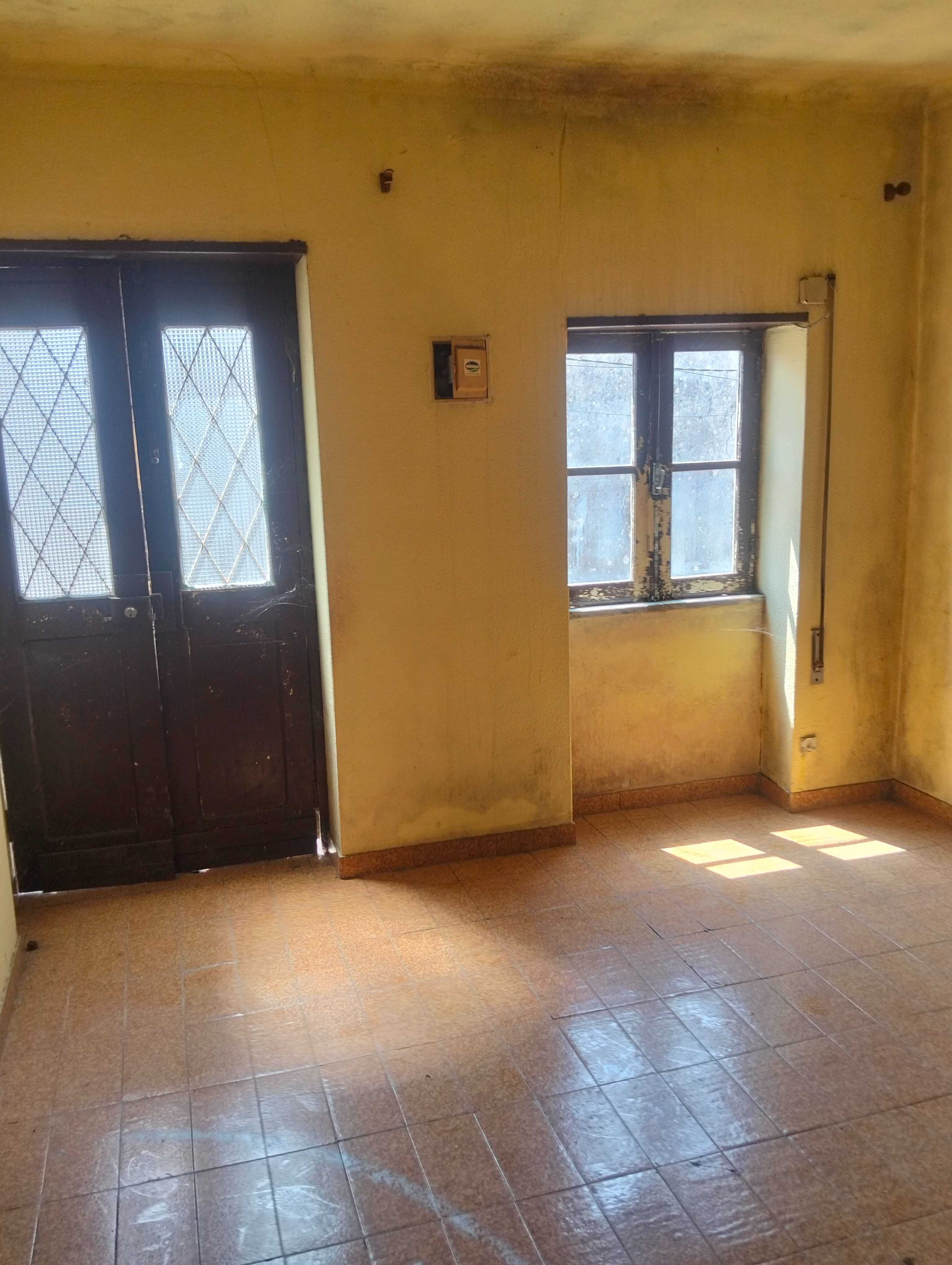 Duas casas para restauro – venda em conjunto ou separadas