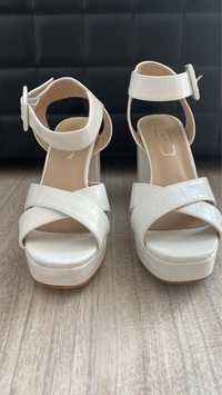 Sandalias brancas n. 36