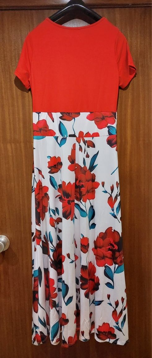 Vestido em tons de vermelho com flores