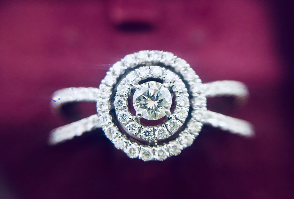 Золотое кольцо с натуральными бриллиантами в 0.65 карат. В наличии!