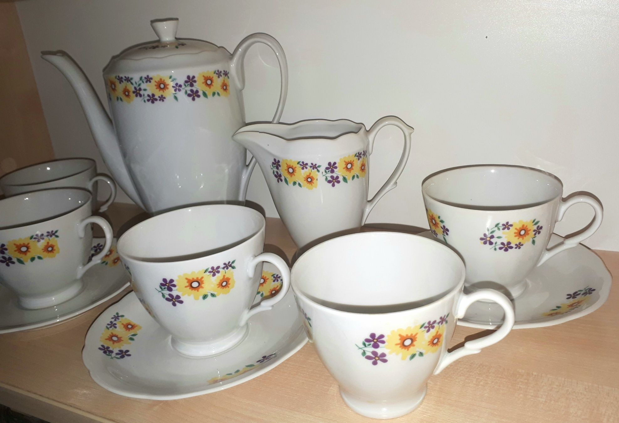 Serwis kawowy z porcelany Ćmielów motyw z kwiatami PRL