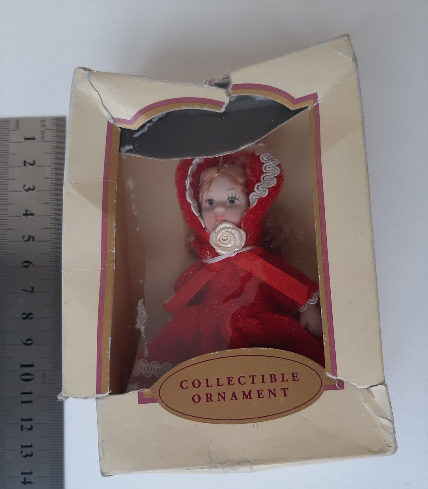 Коллекционная кукла Француженка. Фарфор, бархат