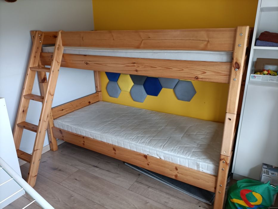 Sosnowe łóżko piętrowe