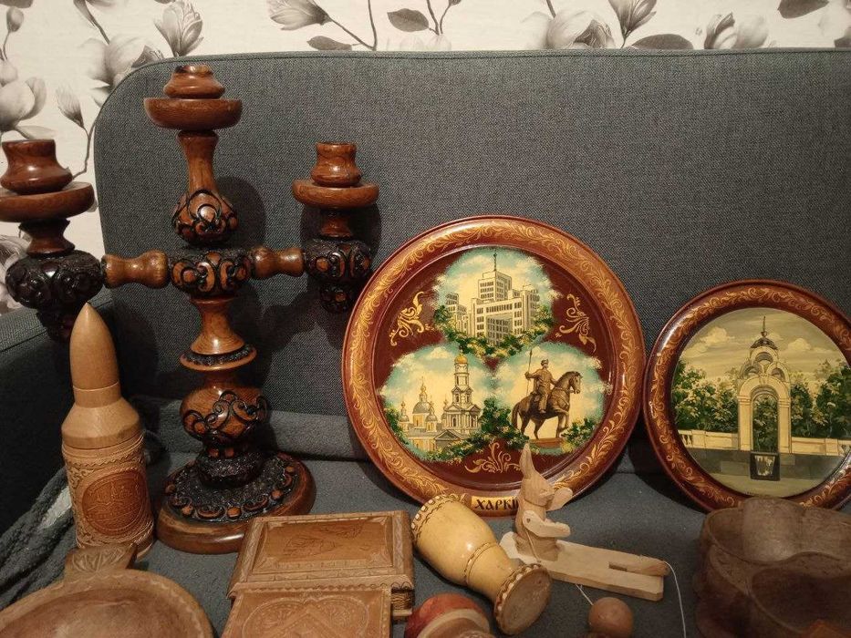 Тарелки деревянные расписные, подсвечник, фигурки, набор для специй