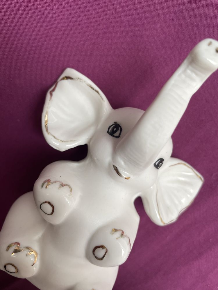 Biały porcelanowy słoń ze złotymi zdobieniami