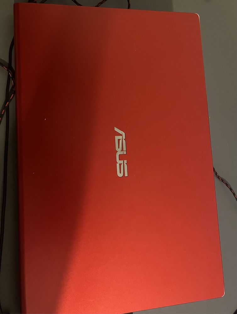 laptop asus czerwony