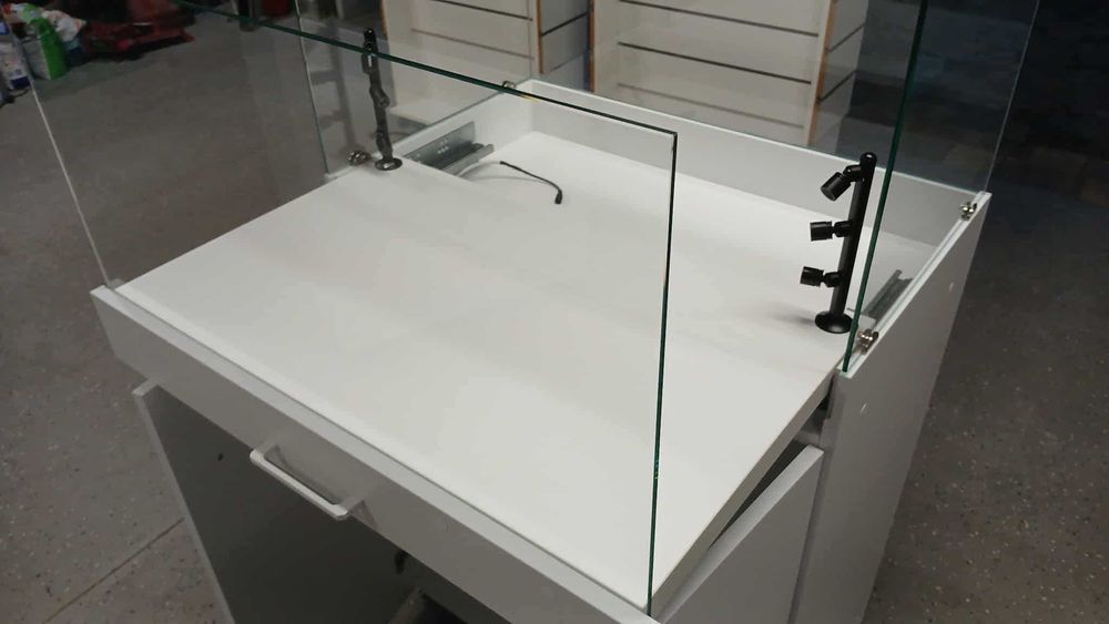 Gablota szklana jubilerska na postumencie , wysepka, słupek,  Led