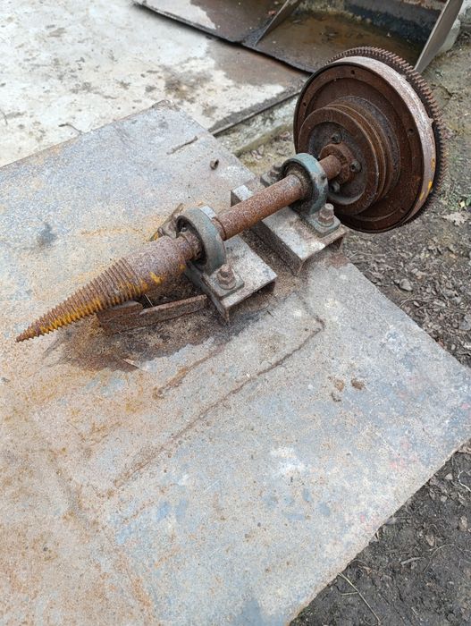 Робочий вузол дровокола морковки