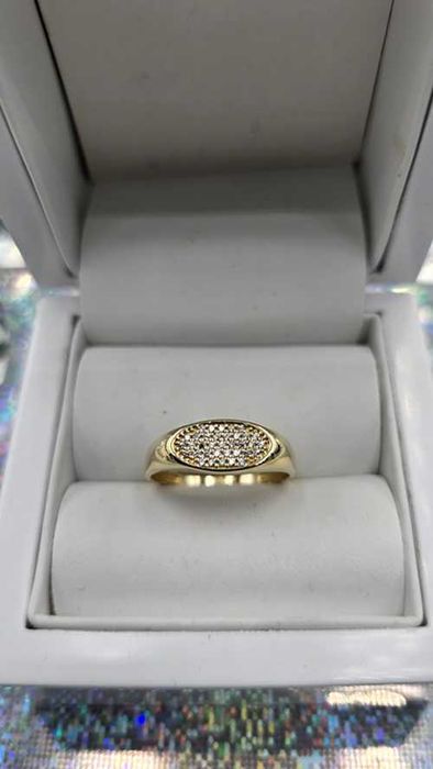 585 Piękny złoty pierścionek w formie sygnetu z cyrkoniami