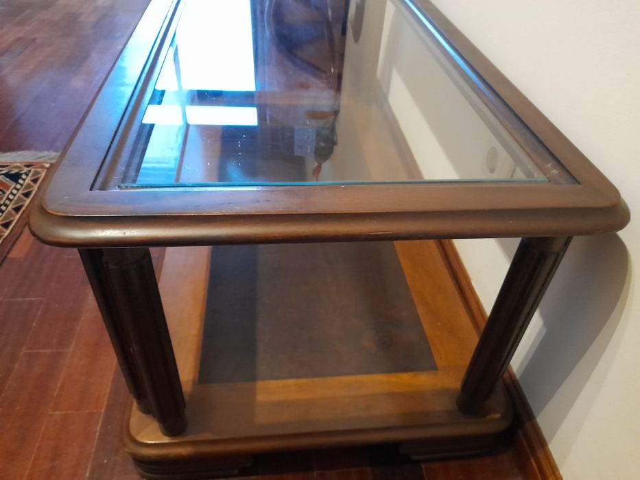 Mesa de centro com tampo em vidro.