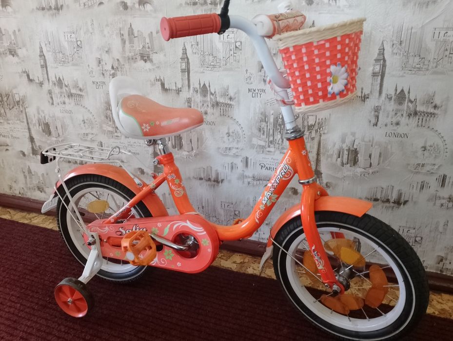 Дитячий велосипед для дівчинки.
