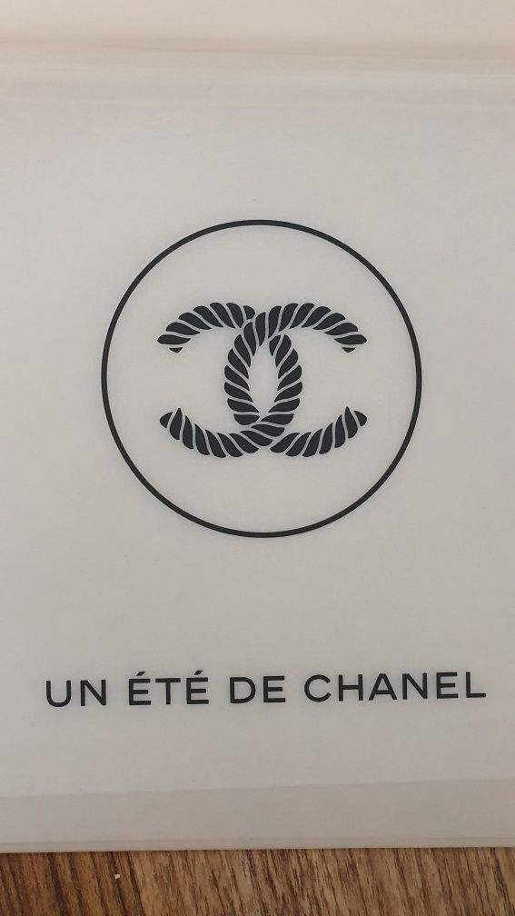 Beżowa kosmetyczka Chanel un ete de Chanel