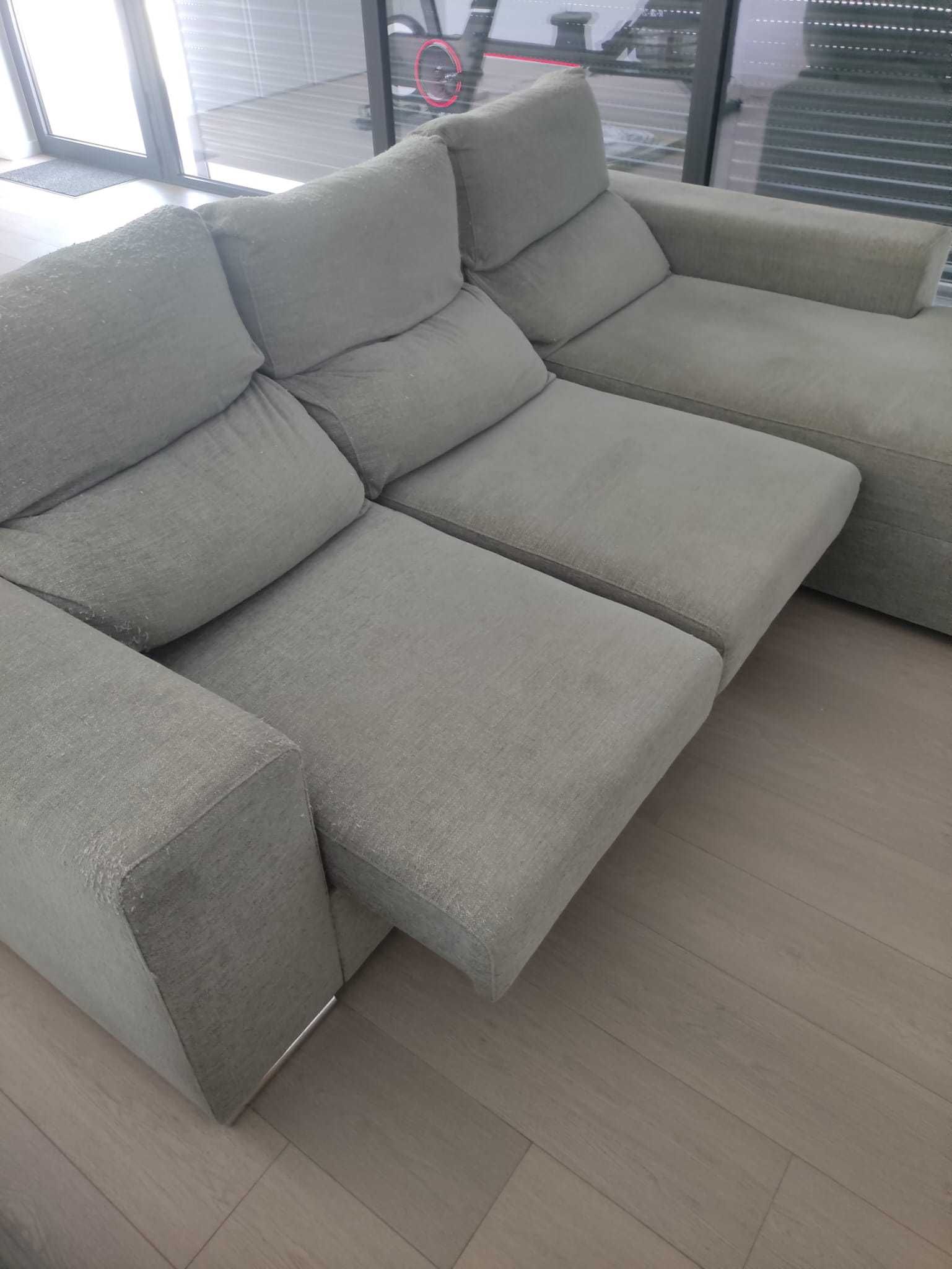 Sofá cinza claro com chaise longue