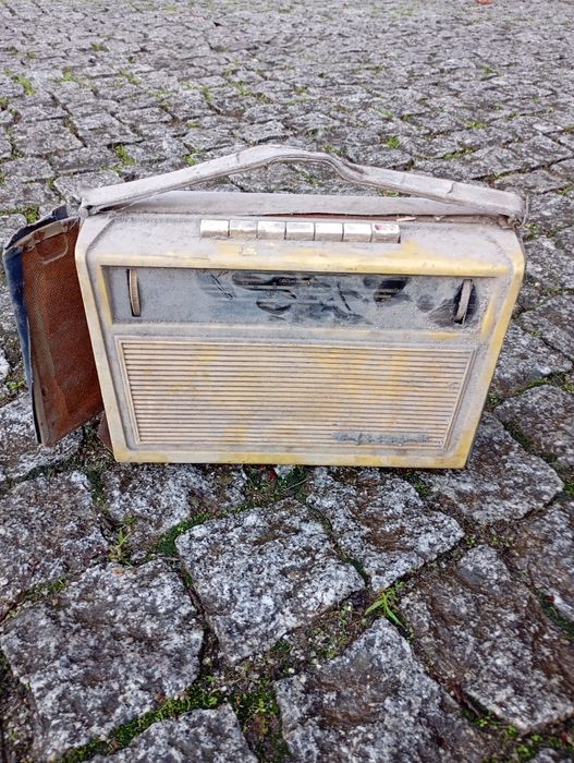 Vendo este rádio antigo muito bonito a trabalhar