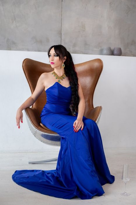 Оренда вечірньої сукні королівського синього кольору ( розмір S)