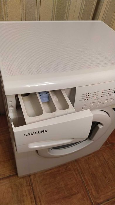 Пральна машина Samsung гарна та працююча .