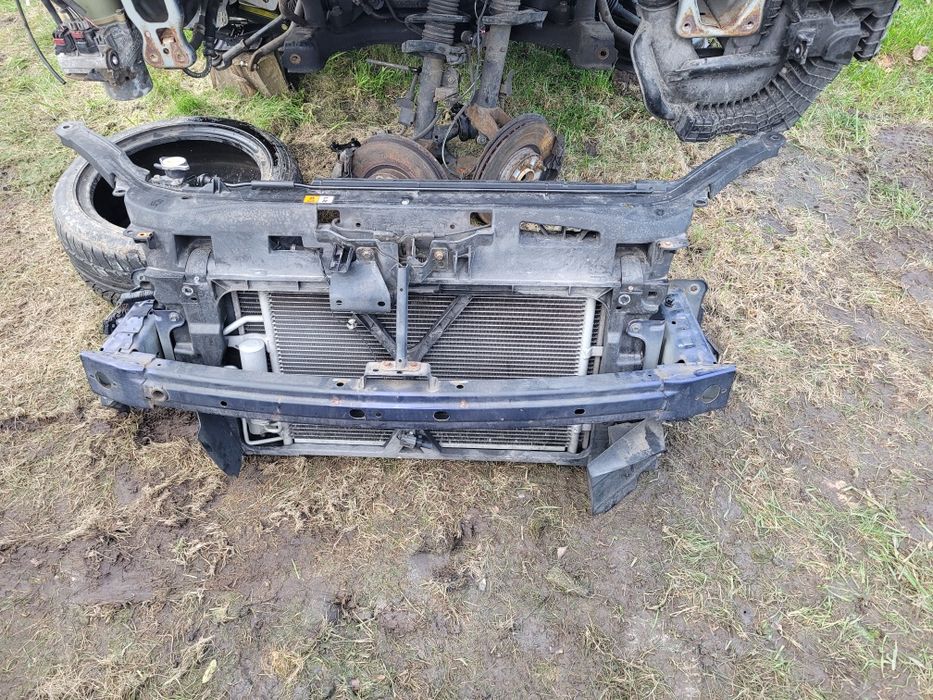 Pas przedni chlodnice mazda 5   1.8 2007r