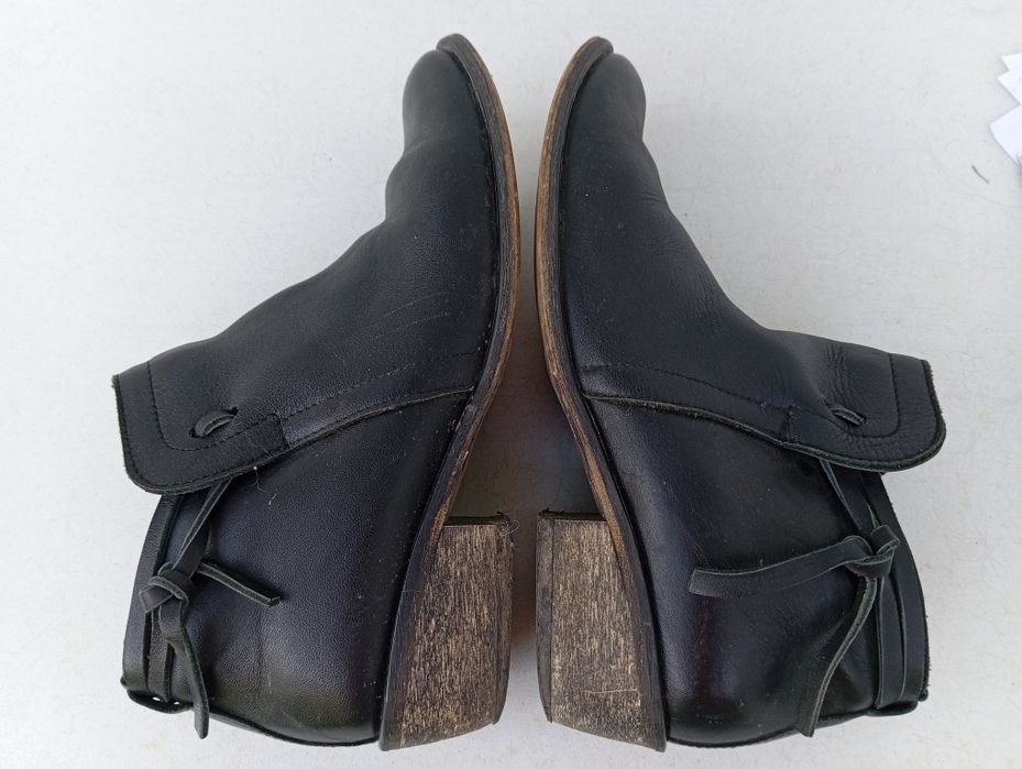 Czarne botki typu sztyblety