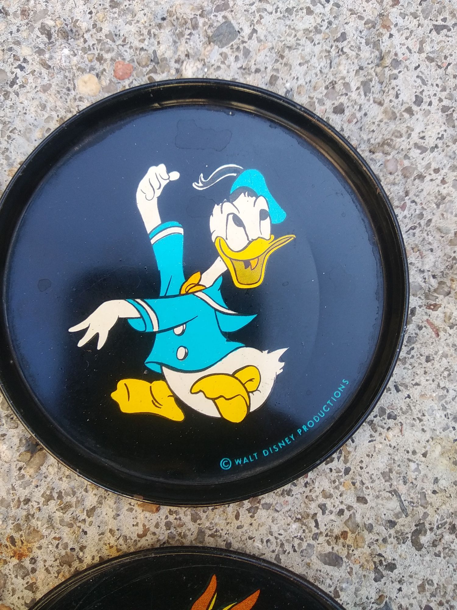 Pratinhos em metal e bonecos antigos da Disney