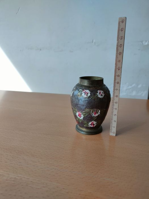 Conjunto de peças em metal esmaltado.