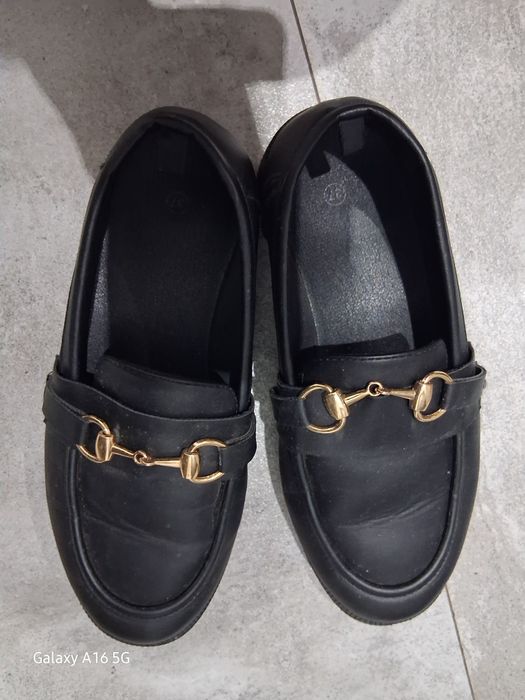 Czarne mokasyny ze zlotym elementem rozmiar 37