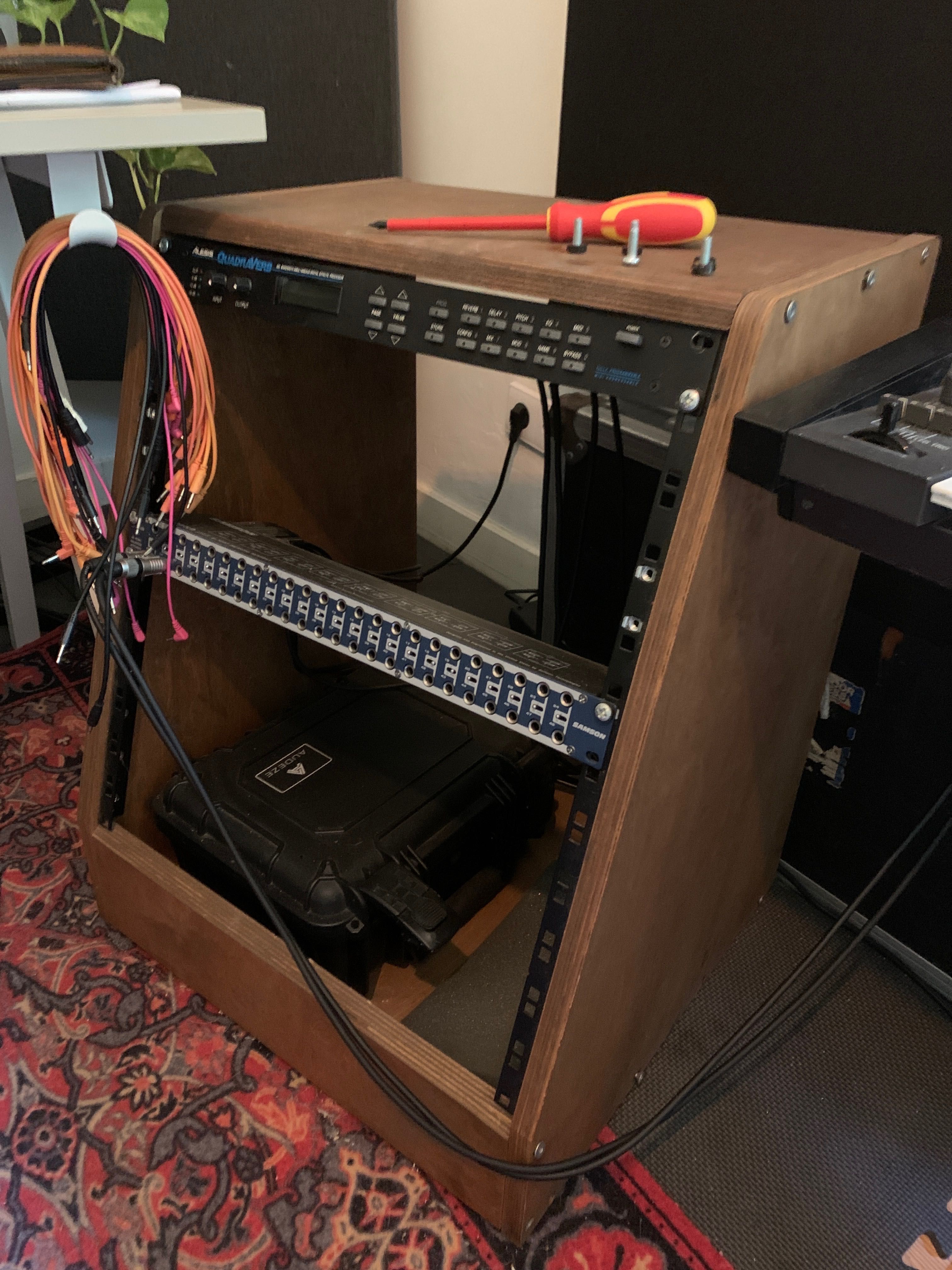 Wood studio rack 19”