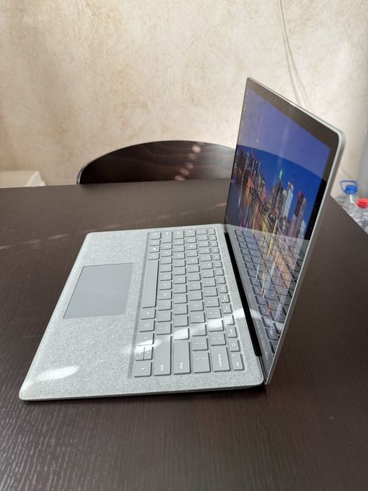 Microsoft Surgace Laptop 2 13.5“/ i5-8350/ 8GB/ 256GB SSD/ Стан нового
