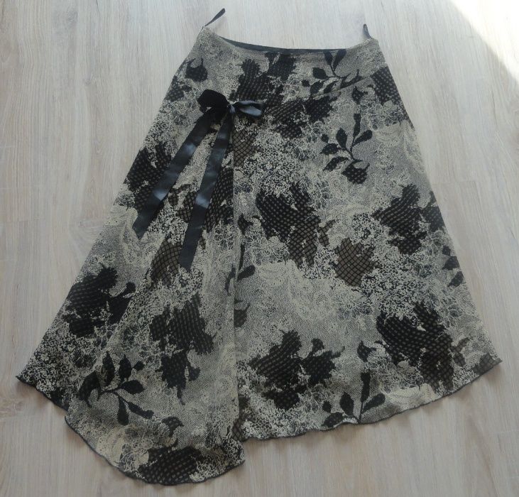 Elegancka wzorzysta spódnica z kokardką Rozmiar M