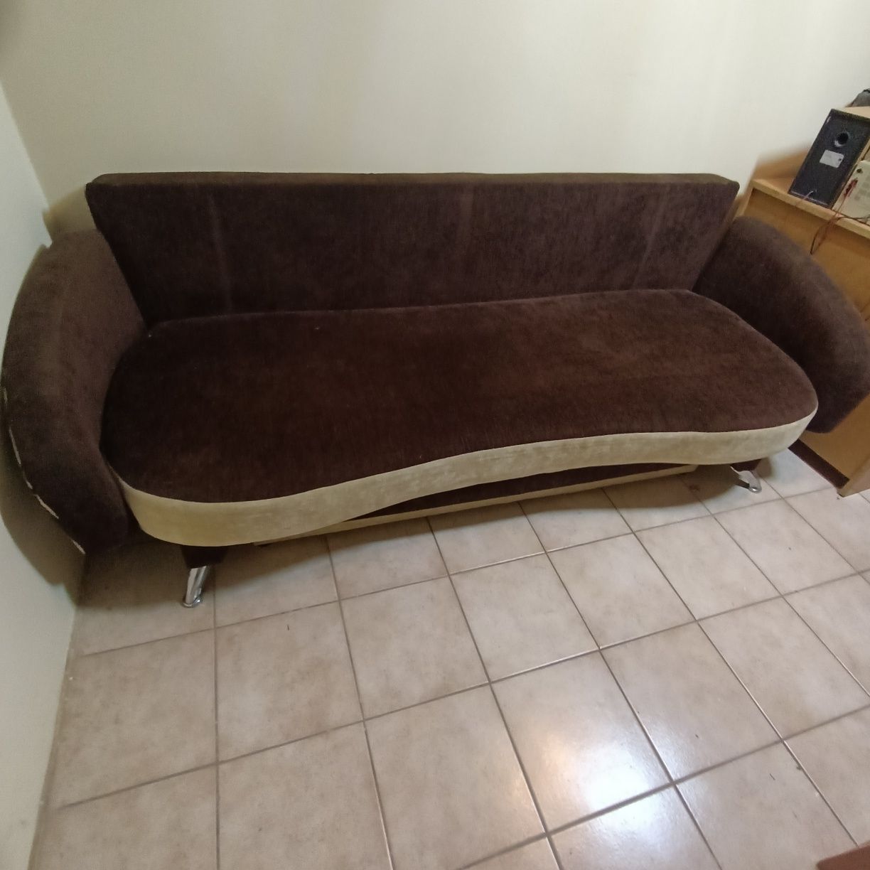 Sofa z funkcją spania i skrzynią na pościel.