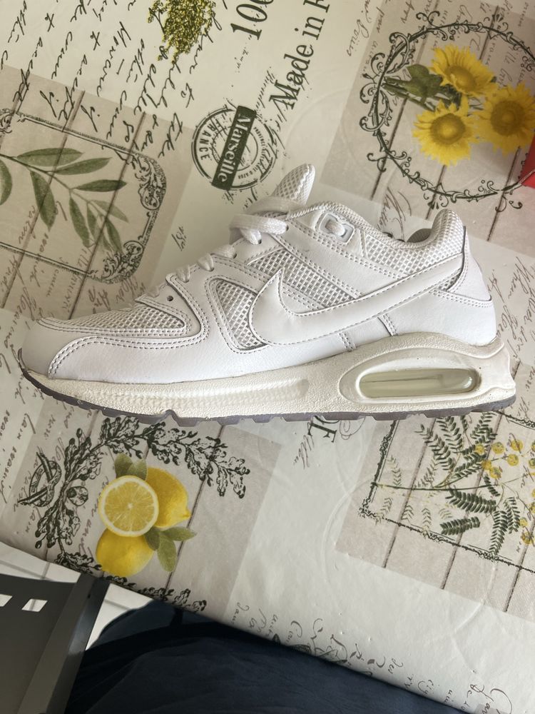 Nike air max command