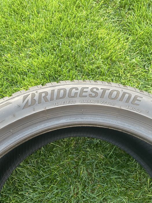 Продам Шины Brigestone Blizzak 235/45r18