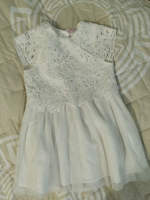Biała koronkowa sukienka z tiulem 98 stan idealny