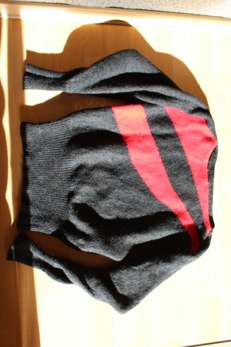 czarno-czerwony sweter moherowy