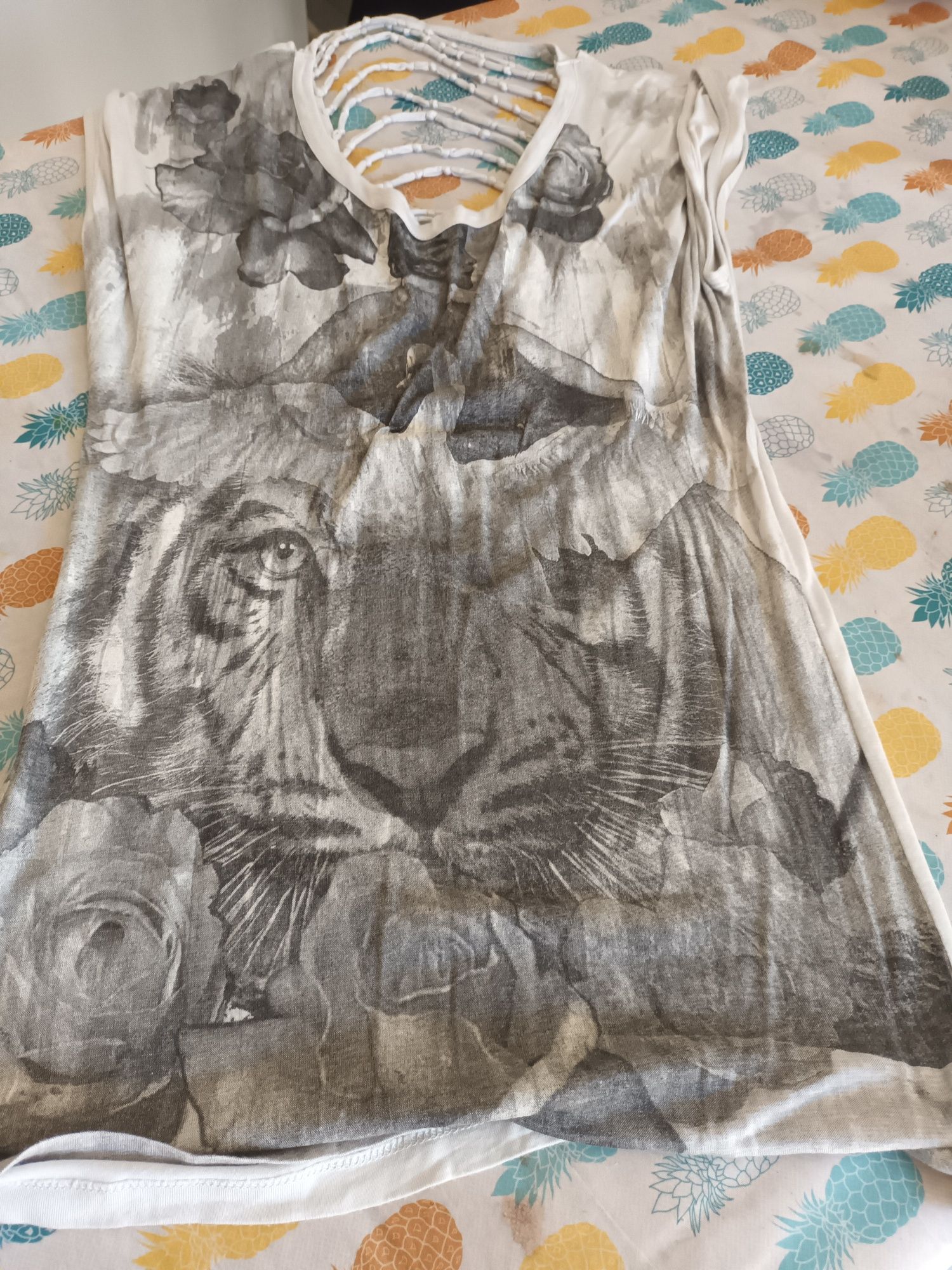 Blusa com tigre a frente e trabalhada nas costas