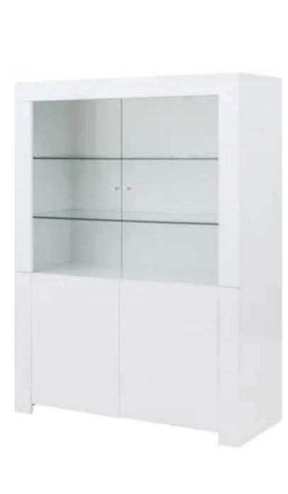 Biała witryna z oświetleniem LED