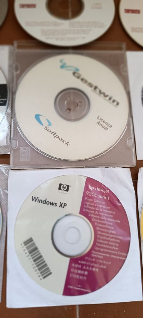 Vários CDs de softwares de programas e máquinas
