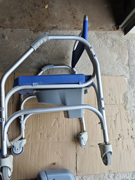 Cadeira de rodas para ir ao quanto de banho com sanita removível