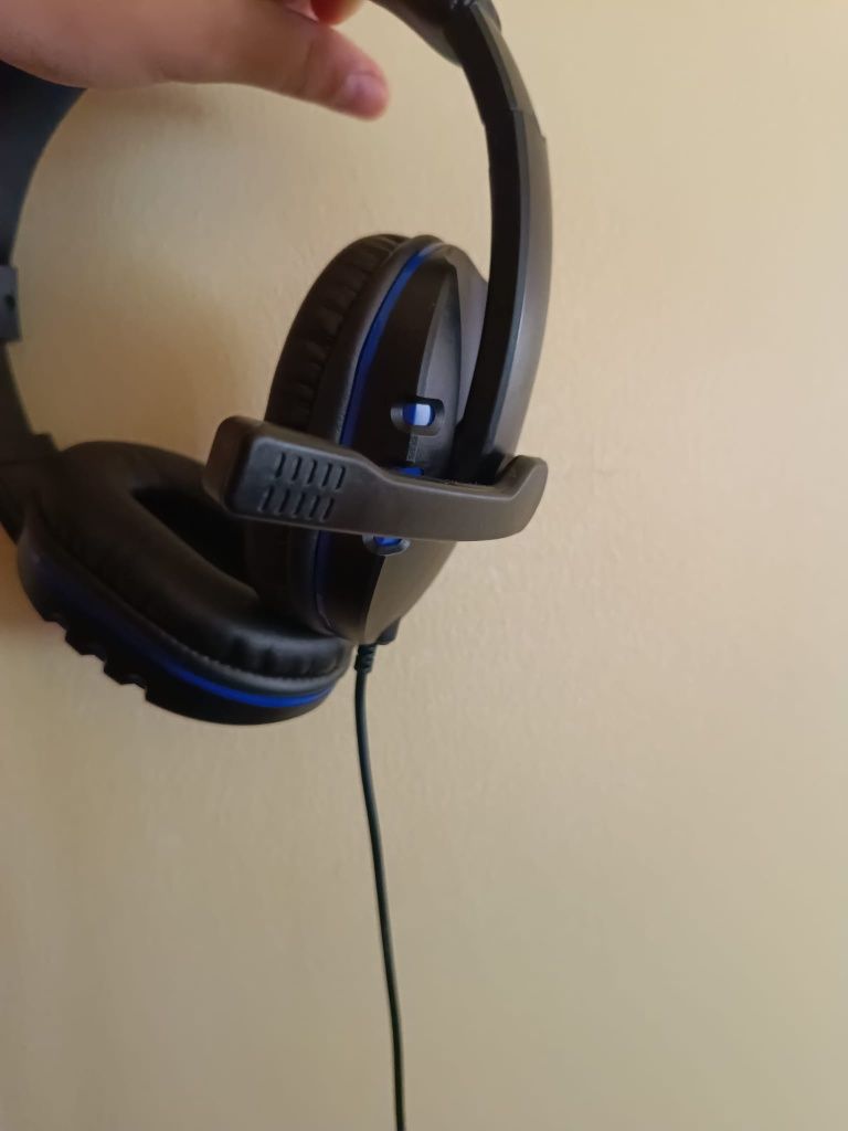 Headset com fio.