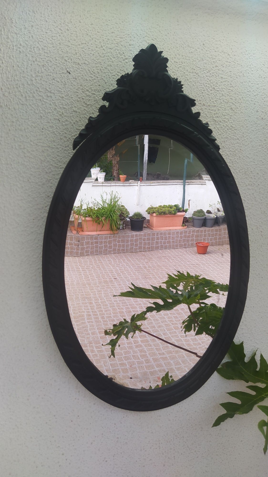 Espelho oval em Madeira